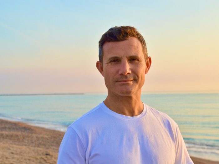 Rubén Úbeda Rubio, dietista sanitario y especialista en psiconeuroinmunología clínica, al amanecer en la playa
